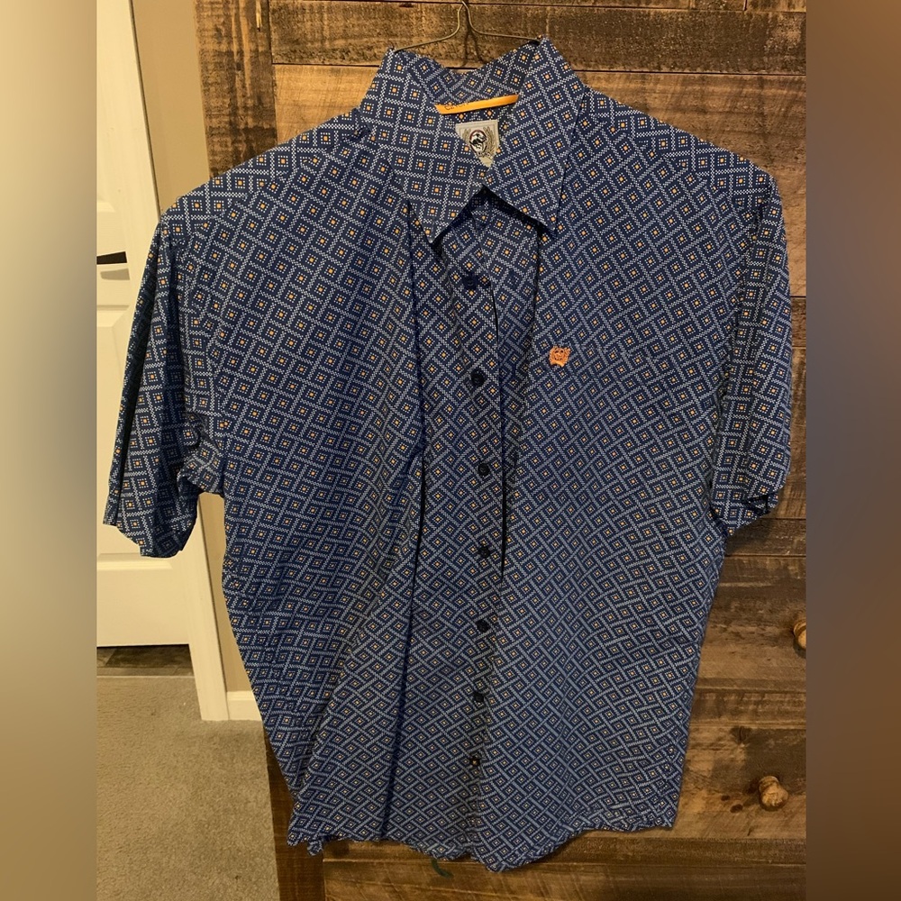 Cinch Men’s button up shirt sleeve shirt. Size medium. Excellent condition!